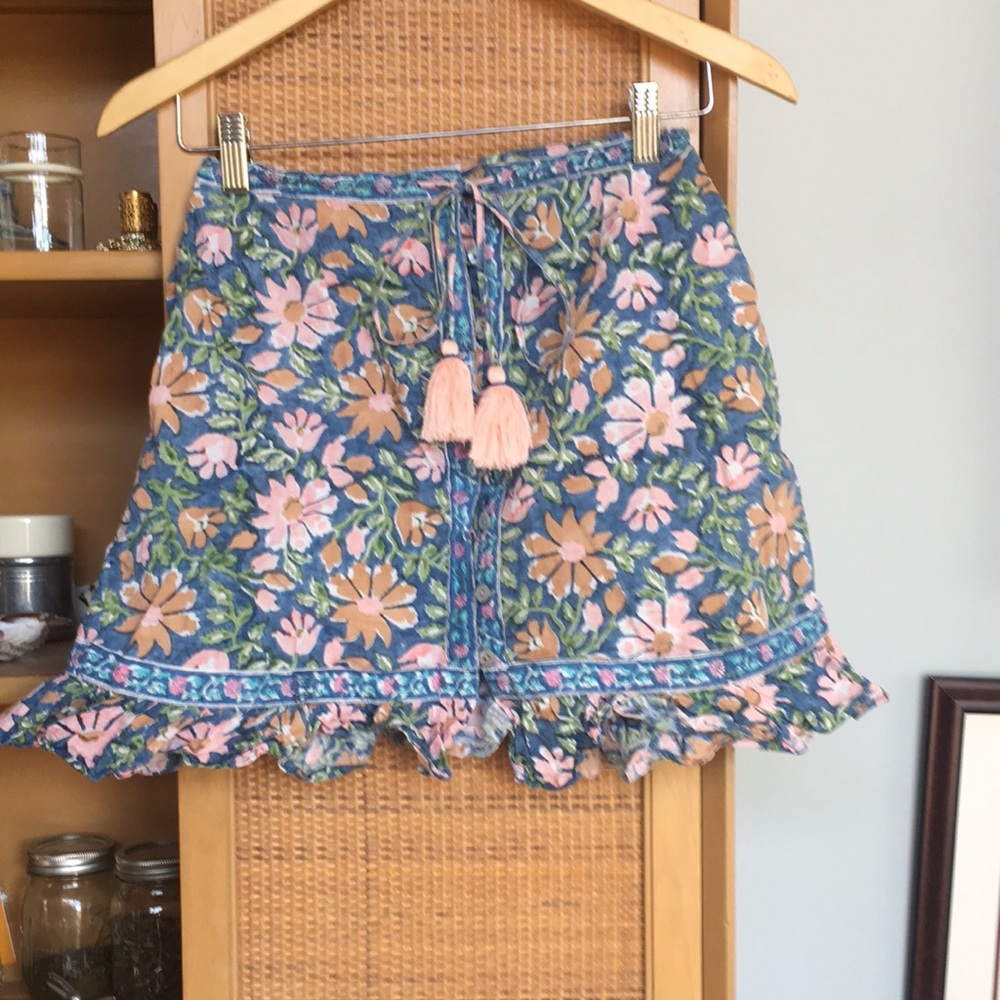 Gorgeous print. Detailed with beautiful buttons.